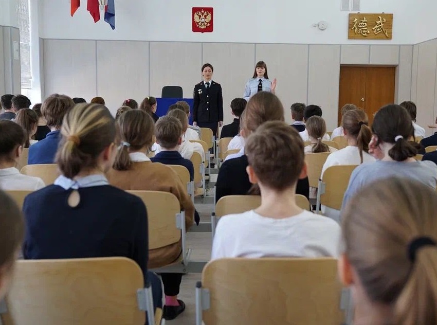 Сотрудники полиции встретились со старшеклассниками в рамках акции «Дети России-2022»