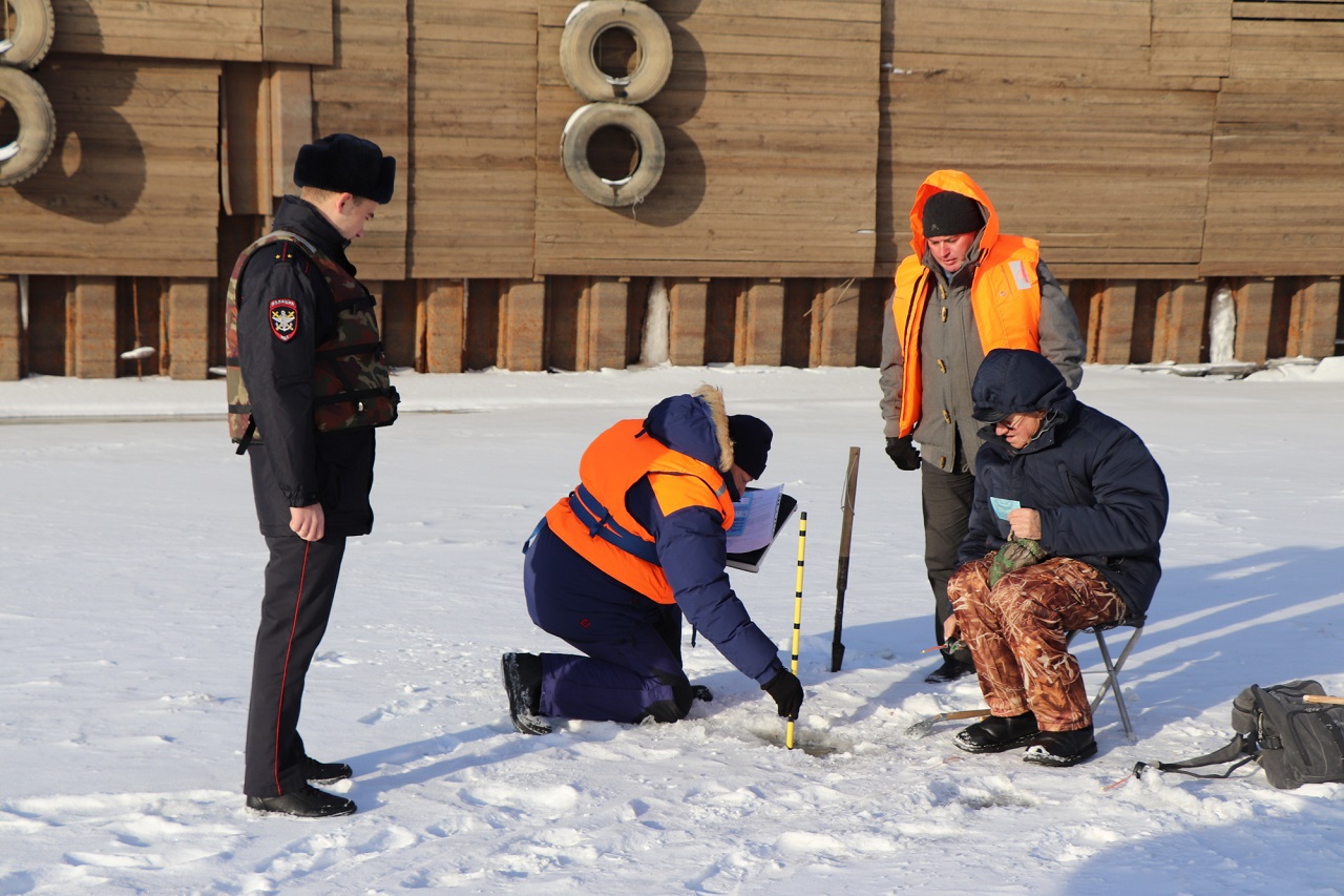 МЧС России предостерегает граждан от несанкционированного выхода на лед