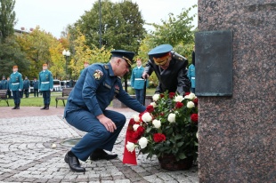 Торжественная церемония возложения цветов в честь 86-й годовщины образования гражданской обороны 