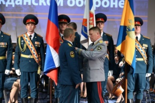 В День гражданской обороны сотрудникам МЧС России вручили государственные награды