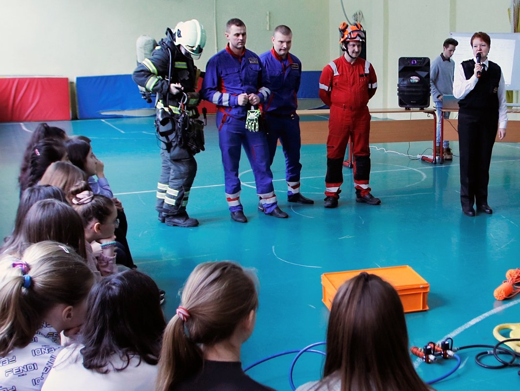 Женщина-пилот и воздушные спасатели провели увлекательное занятие в московской школе