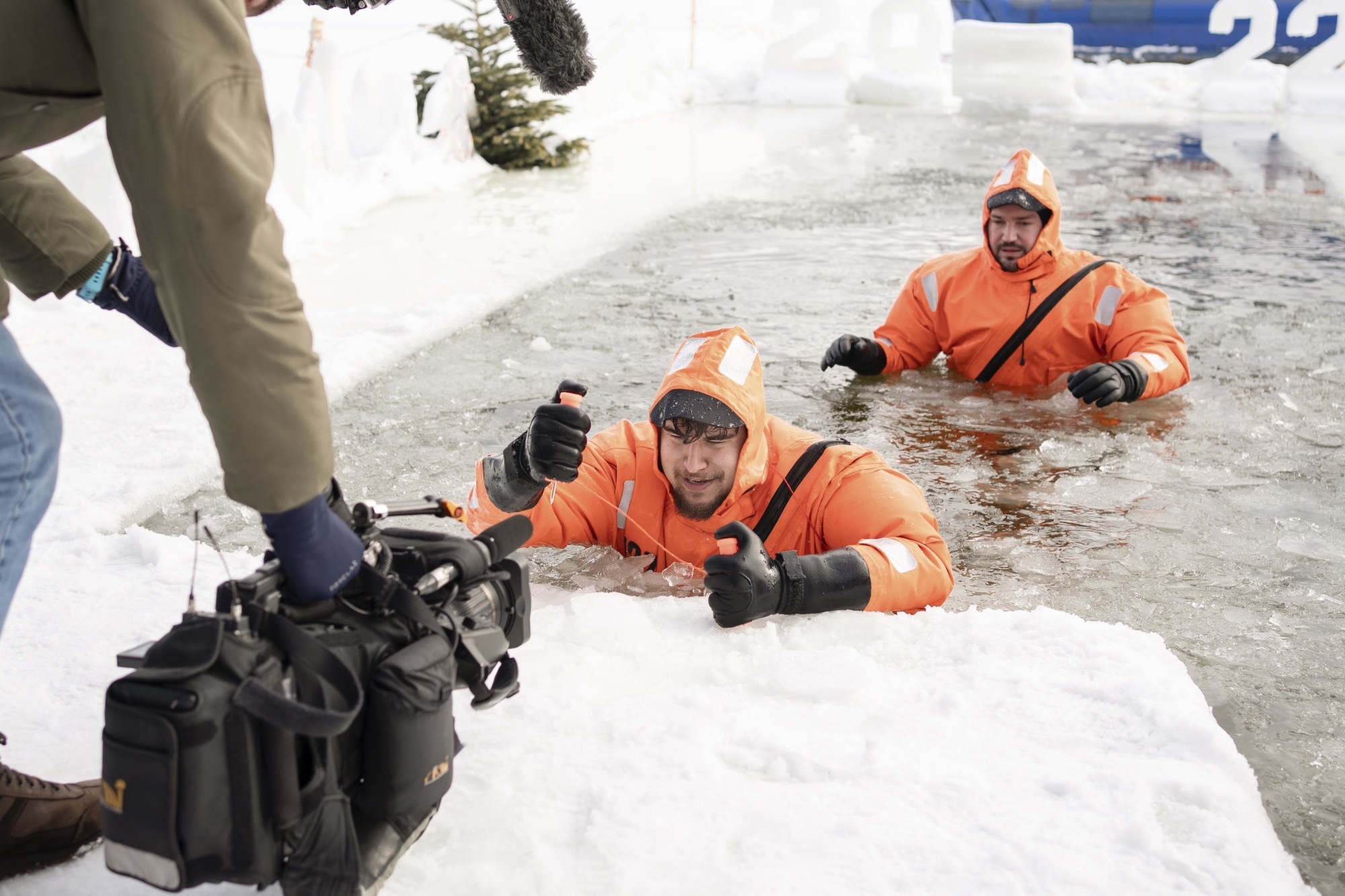 Сотрудники ГИМС рассказали журналистам о правилах безопасности на льду
