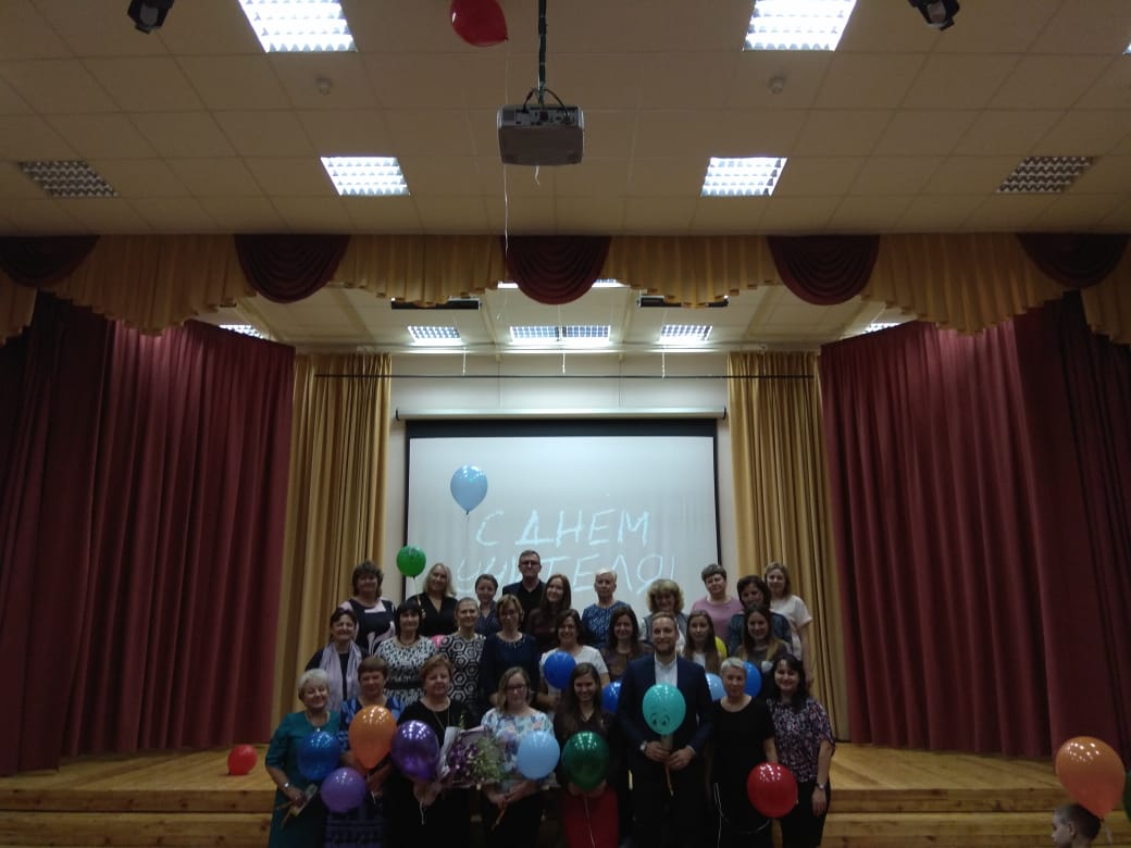 Ученики московской школы №1368 подошли к подготовке праздника День учителя со всей серьезностью и приготовили любимым педагогам креативные поздравления