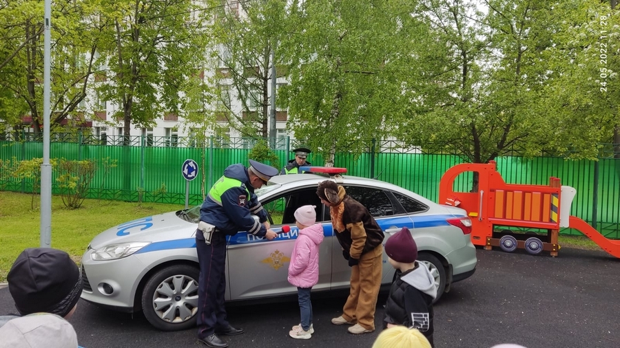На юго-западе столицы автоинспекторы вместе с книжными персонажами обучают дошколят правильному поведению на улицах города