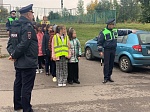 Автоинспекторы Юго-Западного округа Москвы показали ученикам безопасный маршрут в школу