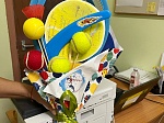 Поздравление по штрих-коду и букеты из теннисных шариков: День учителя в школе № 1354