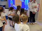 Ребята дошкольного отделения школы №1354 узнают о главных достопримечательностях России и учатся оказать первую помощь благодаря уникальному проекту «Интересный час», который придумали для них воспитатели