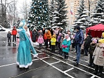 В рамках акции «Полицейский Дед Мороз» полицейские юго-запада Москвы поздравили детей с наступающим Новым годом