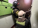 В Москве прошли практические занятия по вскрытию дверей при помощи различного ручного инструмента