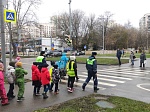 На юго-западе Москвы автоинспекторы провели профилактическое мероприятие «Шагающий автобус»