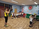 В школе №1368 тренировки у дошкольников проводят их спортивные родители