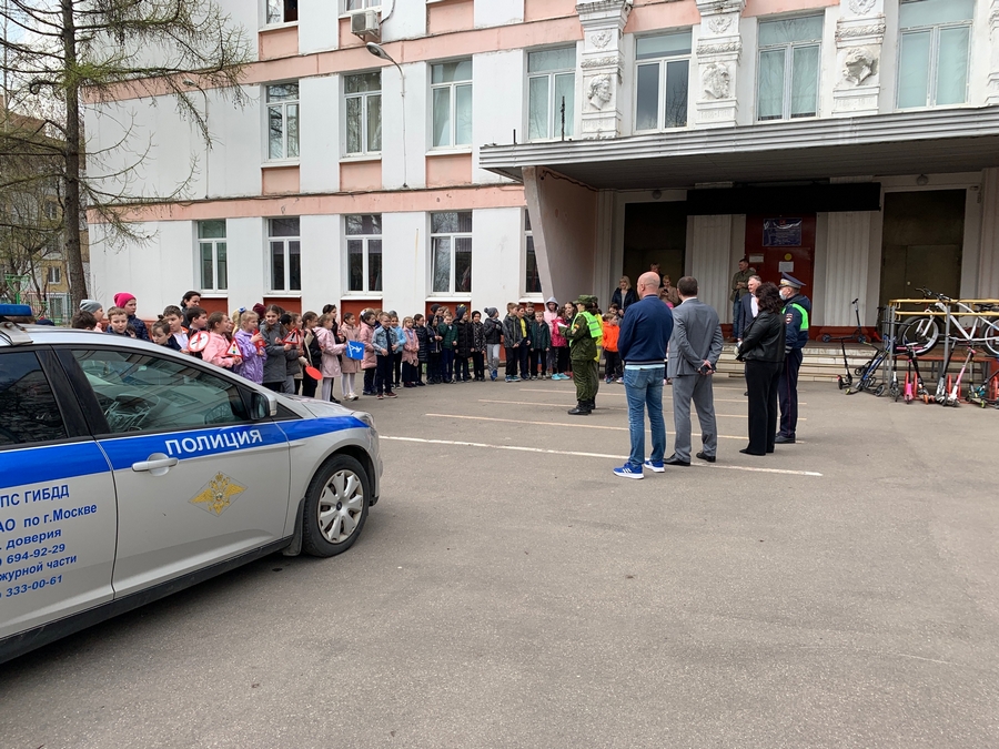 Сотрудники Госавтоинспекции Юго-Западного округа Москвы совместно с кадетами провели для детей «утренник безопасности»